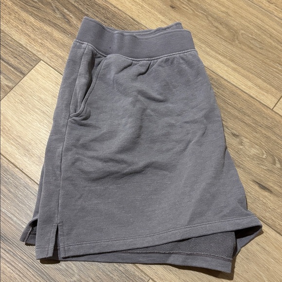 Alo Washed Low Key Sweat Short - Cool Grey Wash - Picture 2 of 4